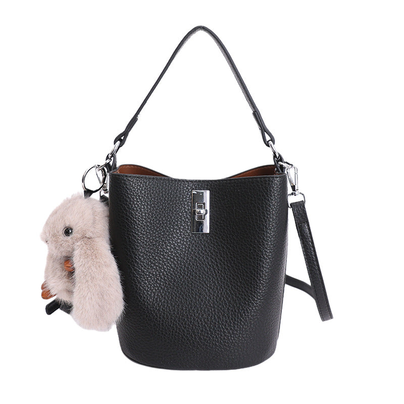 Damen Bucket-Bag mit verspieltem Plüschanhänger Nord Taschen