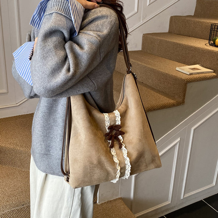 Damen Hobo-Tasche aus weichem Veloursleder mit dekorativem Spitzenakzent Nord Taschen