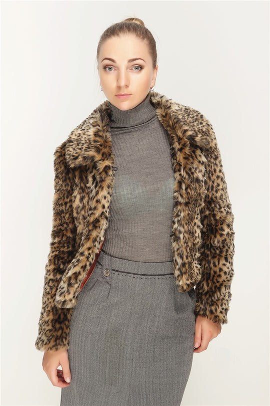 Damen Kurzjacke aus Kunstpelz mit tailliertem Schnitt, Umlegekragen und verdeckter Verschlussleiste Nord Taschen