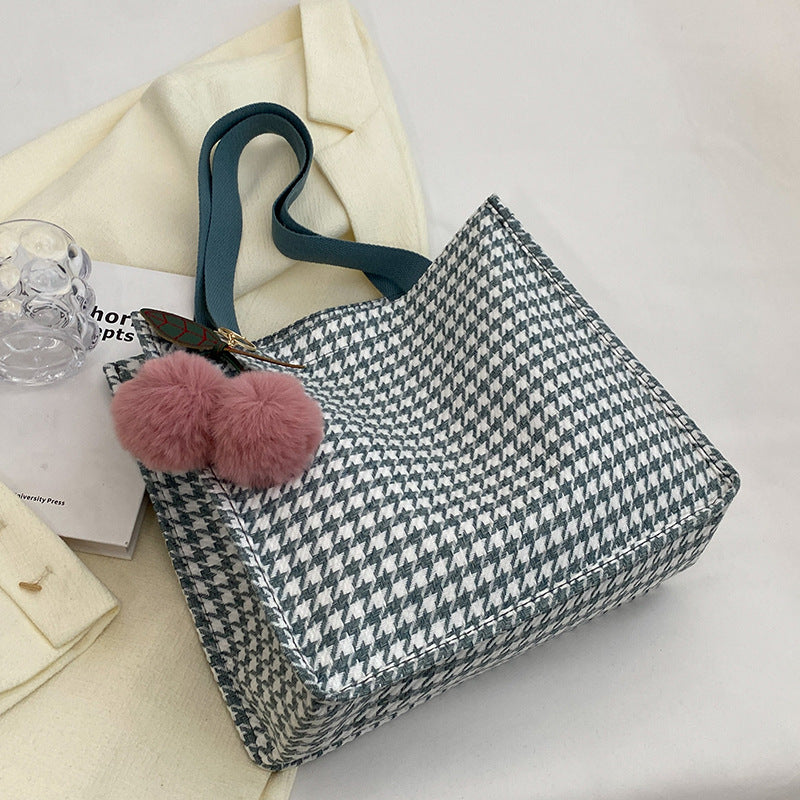 Damen vielseitige Einkaufstasche mit modernem Karomuster und verspielten Quasten Nord Taschen