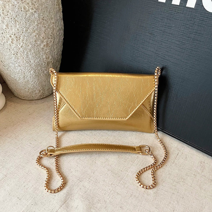 Damen elegante Clutch-Tasche mit glänzender Oberfläche und Kettenakzent Nord Taschen