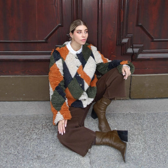 Damen Kurz geschnittene Patchwork‑Teddyjacke mit strukturierter Schlingenfaser und Druckknopfleiste Nord Taschen