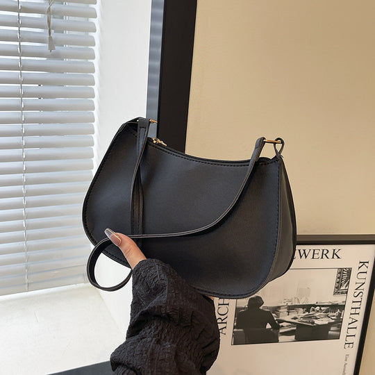 Damen Handtasche mit abgerundeter Silhouette und goldenen Akzenten Nord Taschen