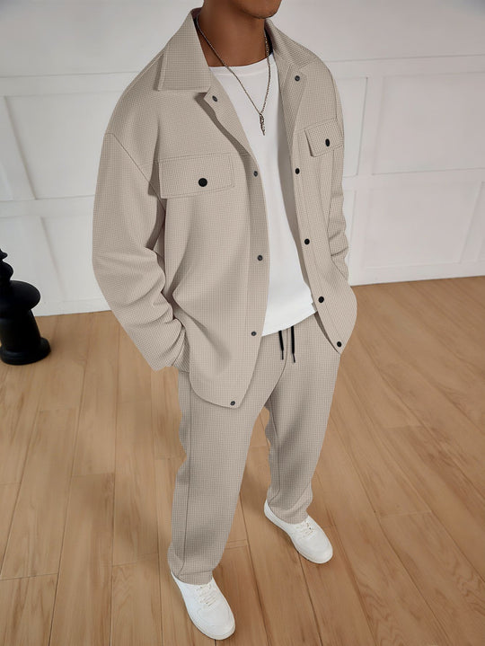 Herren zweiteiliges Overshirt-Lounge-Set mit aufgesetzten Klappentaschen, Kordelzug-Hose und feiner Waffelstruktur Nord Taschen