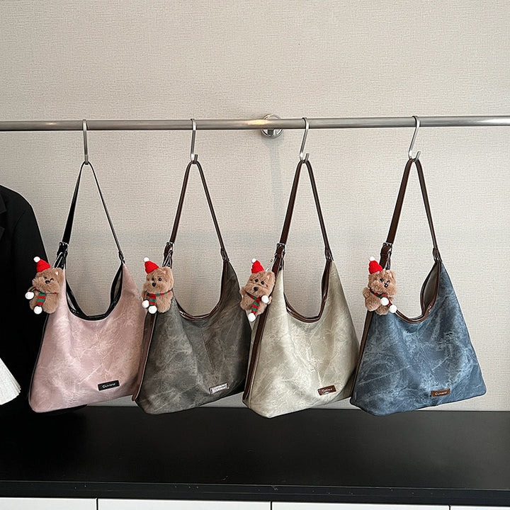 Damen Hobo-Tasche aus weichem Veloursleder mit charmantem Anhänger Nord Taschen