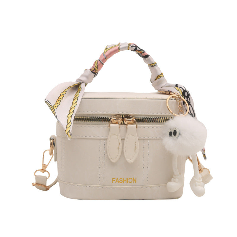 Damen Handtasche mit modischem Halstuch und charmantem Anhänger Nord Taschen