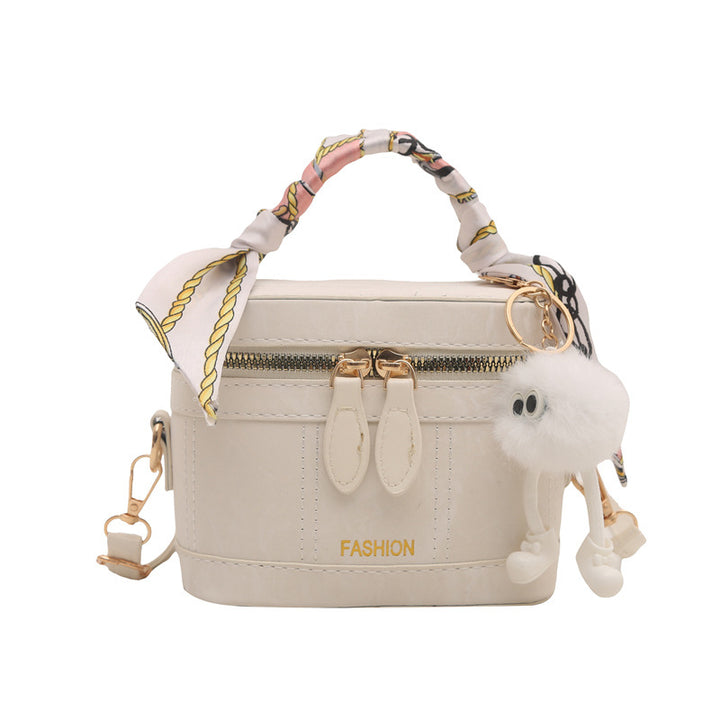 Damen Handtasche mit modischem Halstuch und charmantem Anhänger Nord Taschen