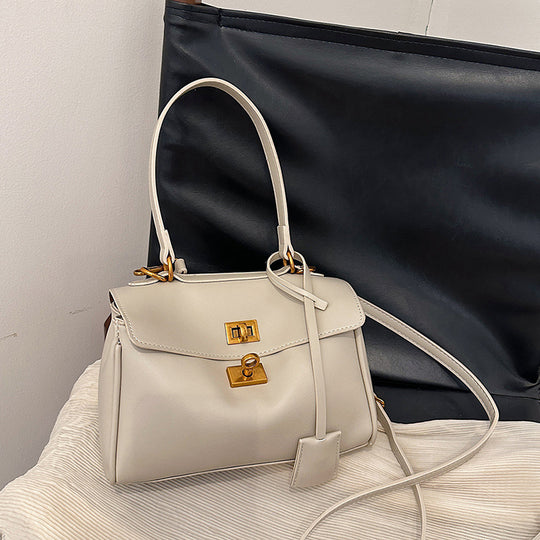 Damen modische Handtasche mit eleganter Struktur und goldenen Verzierungen | Nord Taschen