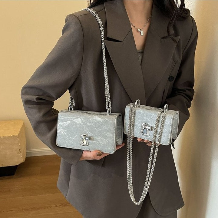 Damen Umhängetasche mit glänzendem Kettenhenkel Nord Taschen