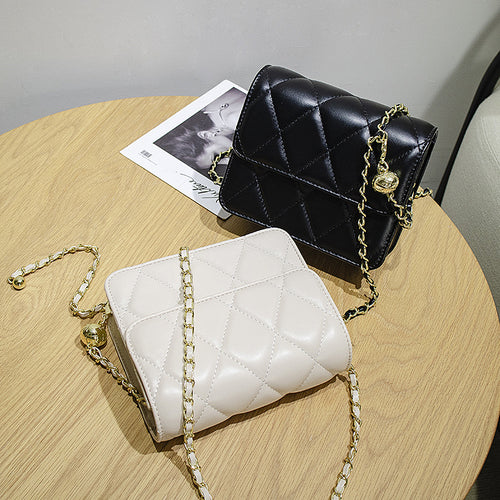 Damen Clutch mit eleganter Steppung und verziertem Kettenriemen Nord Taschen