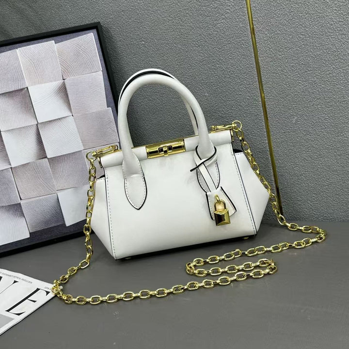 Damen Handtasche im strukturierten Design mit goldener Kette Nord Taschen
