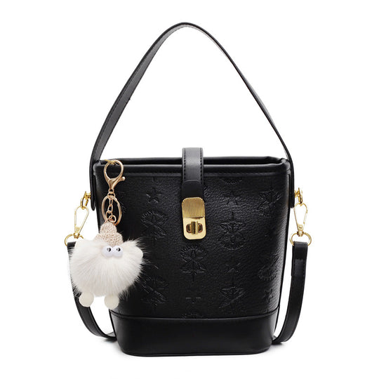 Damen modische Bucket-Tasche mit verspieltem Anhänger | Nord Taschen