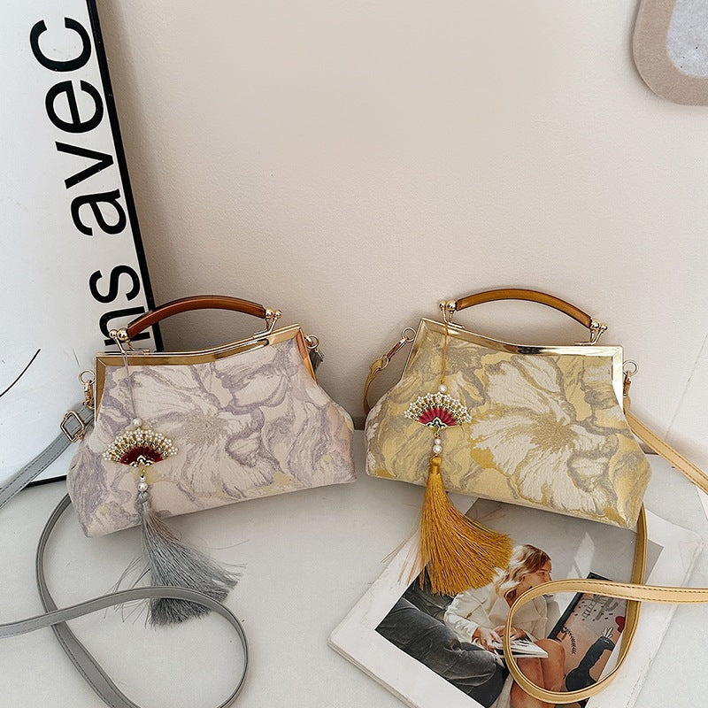 Damen Handtasche mit floralem Design und eleganten Details Nord Taschen