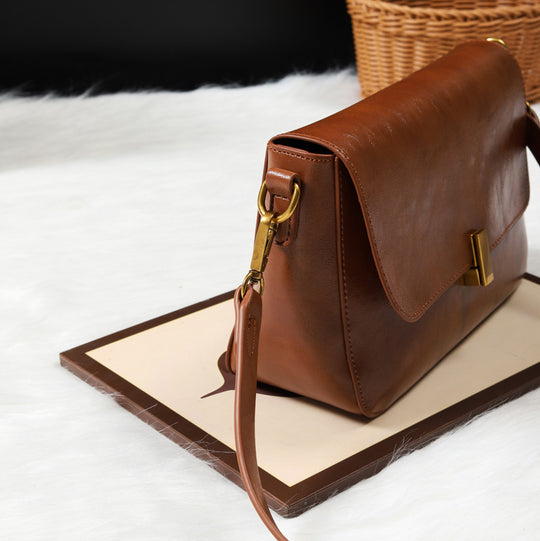 Damen Umhängetasche aus hochwertigem Kunstleder mit elegantem Klappenverschluss Nord Taschen