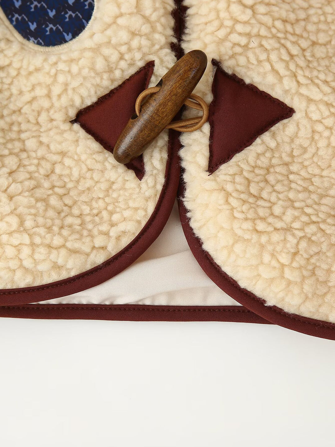 Damen Gefütterte Teddyweste mit Patchwork-Applikationen und Knebelverschlüssen Nord Taschen