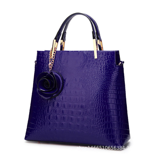 Damen elegante Handtasche im Krokodil-Look mit auffälligem Blütenanhänger Nord Taschen