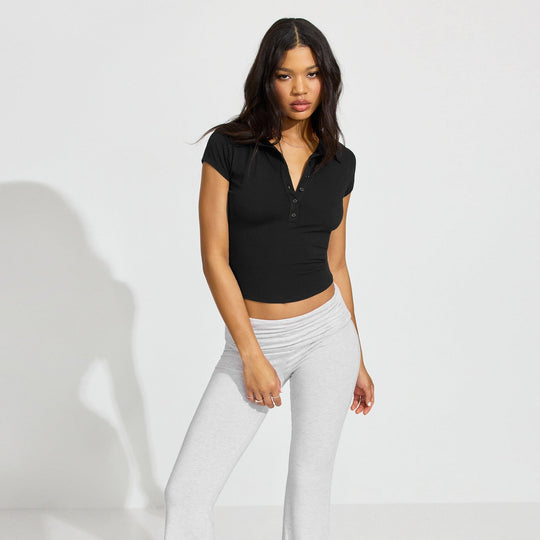 Damen Polo-Shirt mit kurzem Schnitt und modischer Knopfleiste
