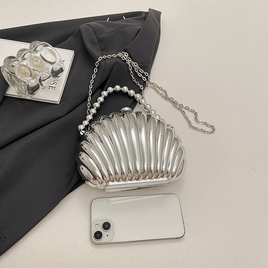 Damen Clutch im Muschel-Design mit stilvollem Kettenriemen Nord Taschen