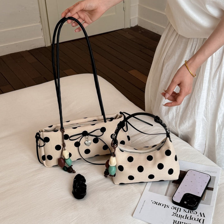 Damen Umhängetasche mit verspieltem Punktedesign und charmanten Anhängern Nord Taschen