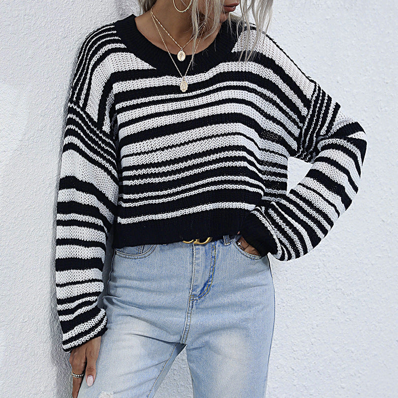 Damen Oversize-gestreifter Cropped-Strickpullover mit asymmetrischem Carmenausschnitt Nord Taschen
