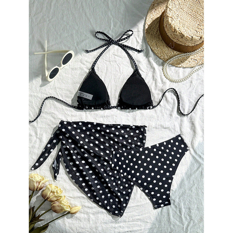 Damen Triangel-Bikini mit verspieltem Polka-Dots-Muster und ergänzt durch einen eleganten Wickelrock Nord Taschen