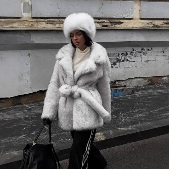 Damen Voluminöser Kurzmantel aus Kunstfell mit Taillengürtel und Oversize-Schalkragen Nord Taschen