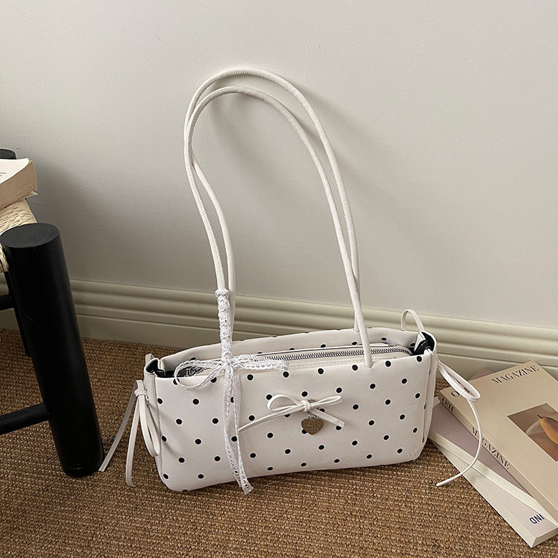 Damen Handtasche mit spielerischem Punktemuster und eleganten Details Nord Taschen