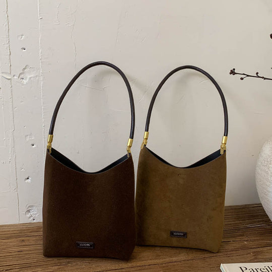 Damen Hobo-Tasche aus weichem Veloursleder mit eleganten Akzenten Nord Taschen