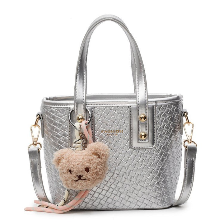 Damen Mini-Handtasche mit strukturiertem Design und flauschigem Anhänger | Nord Taschen