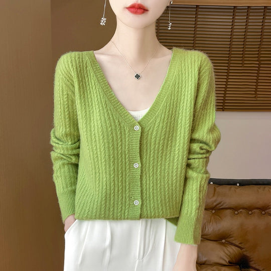 Damen Kurzgeschnittener Feinstrick-Cardigan mit V‑Ausschnitt, feiner Rippenstruktur und Perlmuttknöpfen Nord Taschen