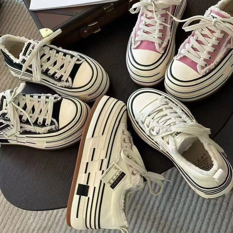 Damen modische Plateausneaker mit ausgefranstem Design und tiefem Profil