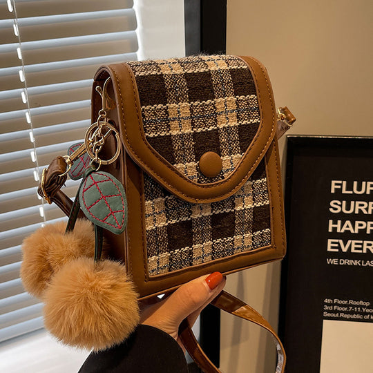 Damen Umhängetasche mit strukturiertem Karomuster und eleganter Klappöffnung Nord Taschen