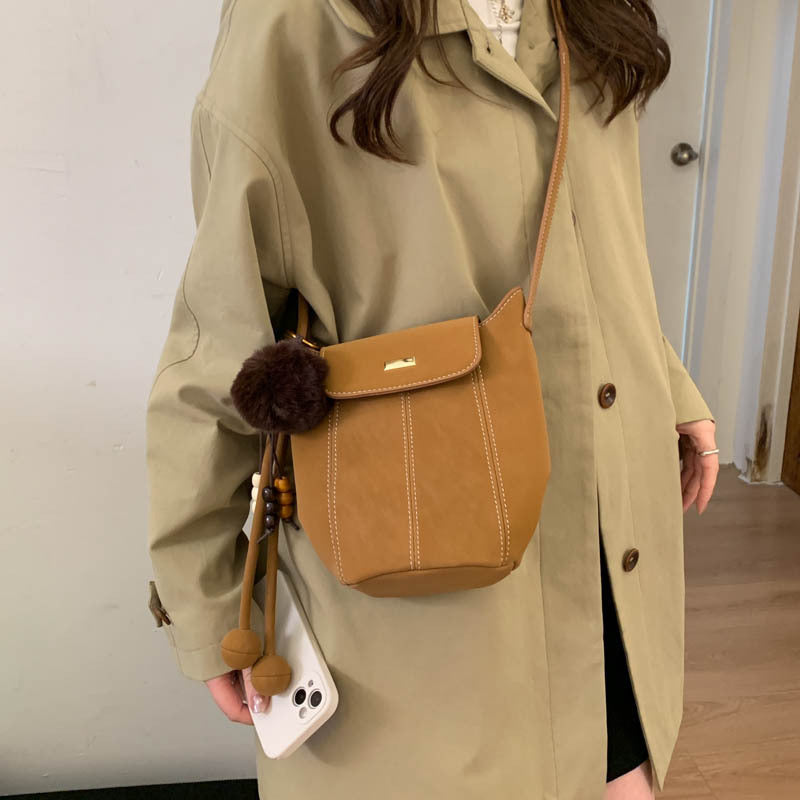 Damen modische Crossbody-Tasche mit flauschigem Anhänger Nord Taschen