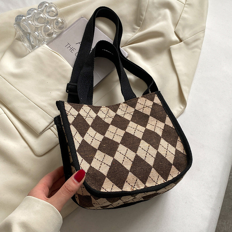 Damen Jute-Handtasche mit modernem Rautenmuster und entzückenden Anhänger Nord Taschen