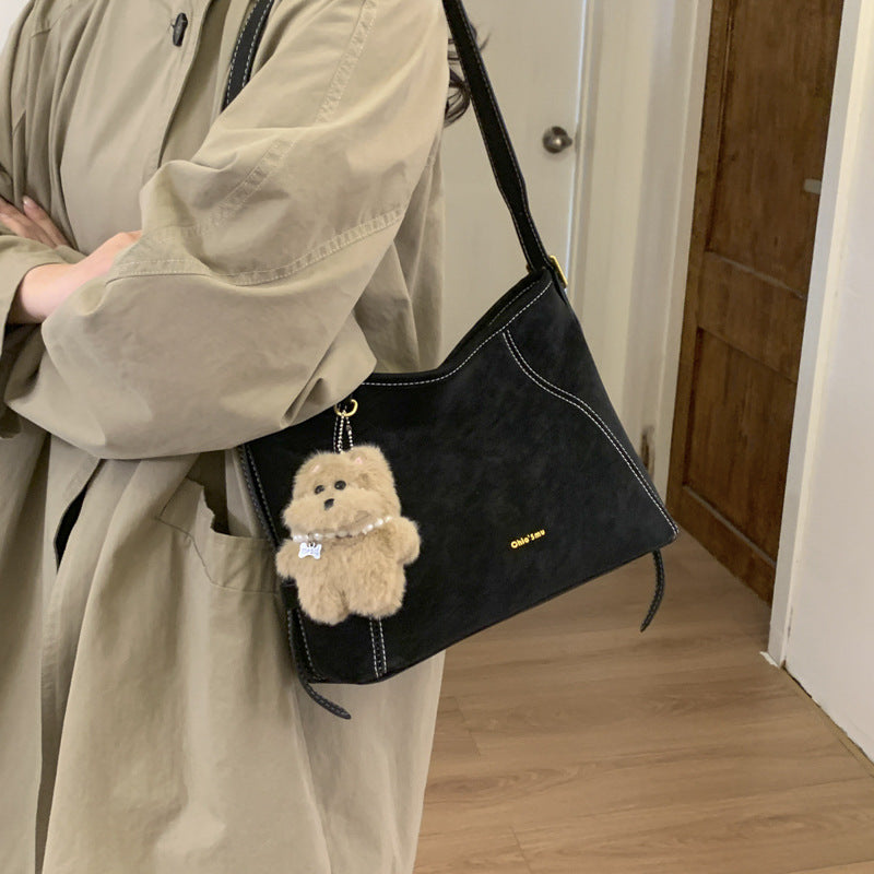 Damen Schultertasche mit verspieltem Tieranhänger und edlem Material Nord Taschen