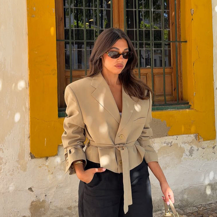 Damen Taillierter Cropped-Blazer mit Bindegürtel und markanter Schulterpartie Nord Taschen