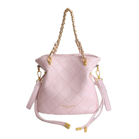 Damen Hobo-Tasche mit verspieltem Teddy-Anhänger und eleganten Kettenakzenten Nord Taschen