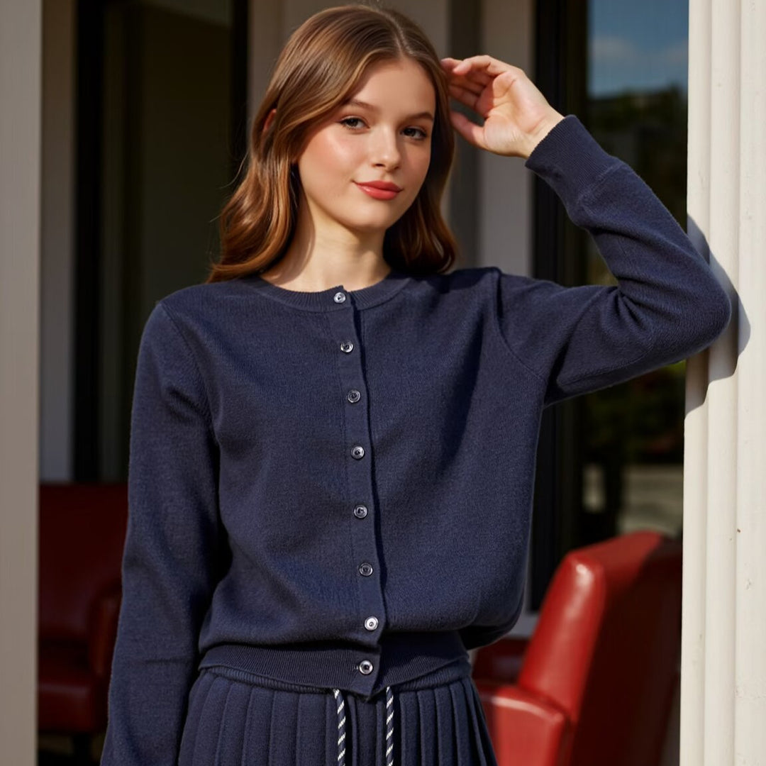 Damen Zweiteiliges Feinstrick-Set mit Knopfcardigan und plissiertem Minirock Nord Taschen