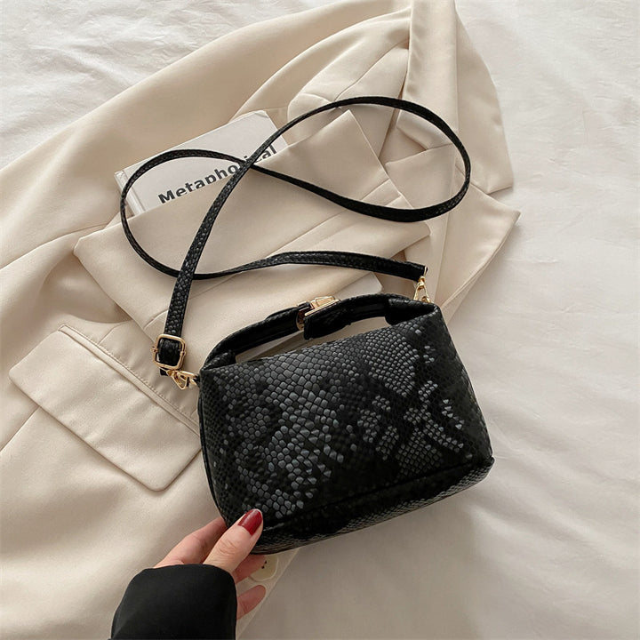 Damen Umhängetasche mit eleganter Schlangenprägung und praktischem Schulterriemen Nord Taschen