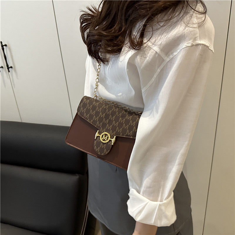 Damen Umhängetasche mit goldener Kettenverzierung und Designer-Logo Nord Taschen