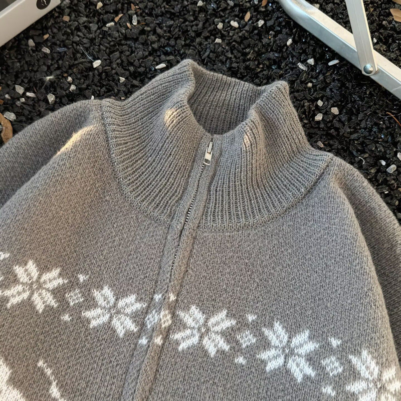 Unisex Übergroße Strickjacke mit durchgehendem Reißverschluss, hohem Rippkragen und Eulen-Intarsien Nord Taschen