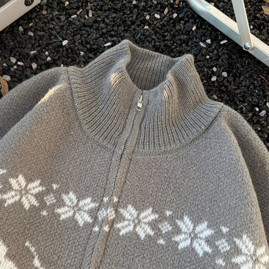 Unisex Übergroße Strickjacke mit durchgehendem Reißverschluss, hohem Rippkragen und Eulen-Intarsien Nord Taschen
