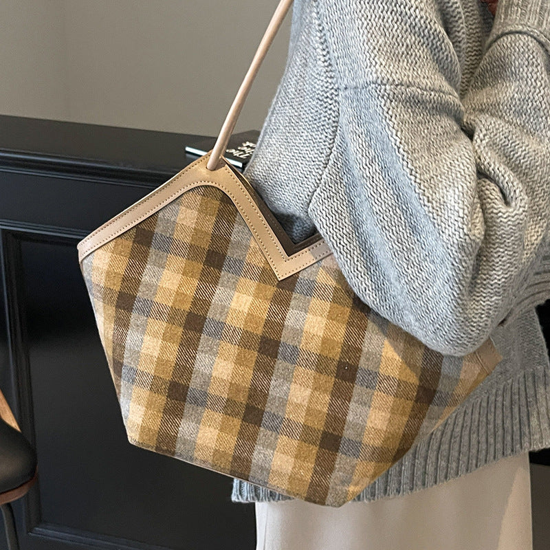 Damen Tragetasche mit lässigem Karo-Design und verspieltem Anhänger Nord Taschen