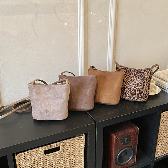 Damen Mini-Tasche aus weichem Wildleder mit verstellbarem Trageriemen Nord Taschen