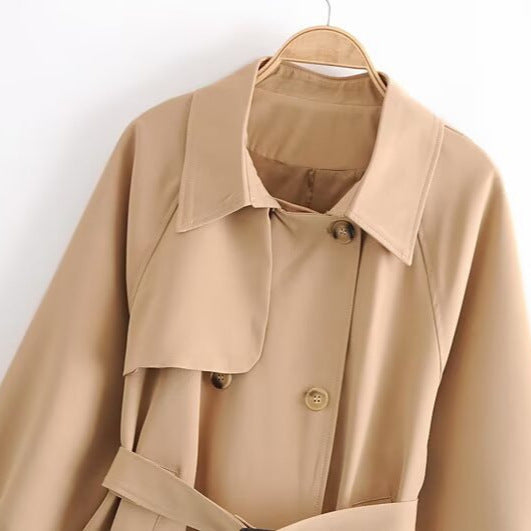 Damen Kurzer taillierter Trenchcoat mit Bindegürtel, asymmetrischer Sturmklappe und Manschettenriemen Nord Taschen