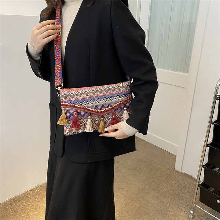 Damen modische Clutch-Tasche mit fransigen Akzenten und buntem Stickmuster Nord Taschen