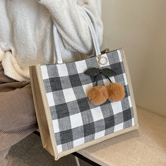 Damen Jute Tragetasche mit stilvollem Karomuster und verspieltem Pompon Nord Taschen