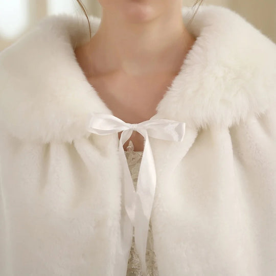 Damen Elegantes Kunstpelz‑Capelet mit Schleifenverschluss und weitem Umlegekragen Nord Taschen