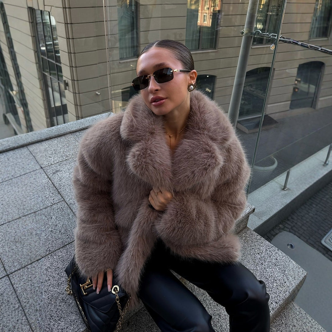 Damen Luxuriöse kurze Kunstpelzjacke mit breitem Schalkragen Nord Taschen
