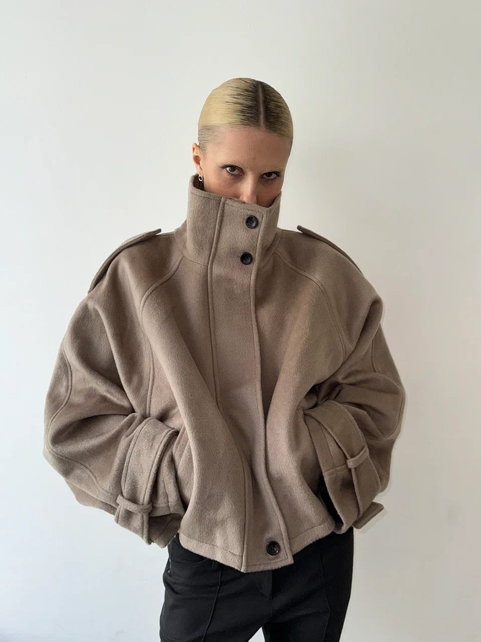Damen Kurz geschnittene Oversize-Wolljacke mit hohem Stehkragen, Schulterklappen und verstellbaren Ärmelriegeln Nord Taschen